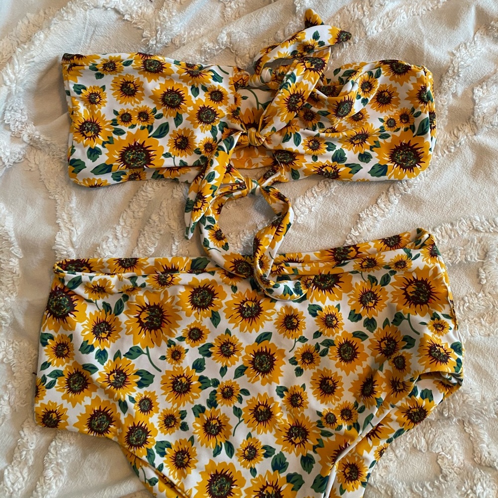 Sunflower bikini - Picture 2 of 5